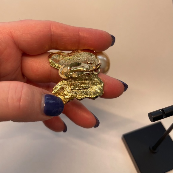 Guy Laroche Gilt Metal Butterfly Clip Earrings with Pink Pearls - Picture 4 of 5